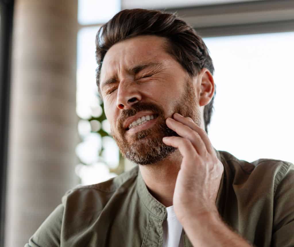 Paciente con dolor de mandíbula y molestias en la articulación temporomandibular