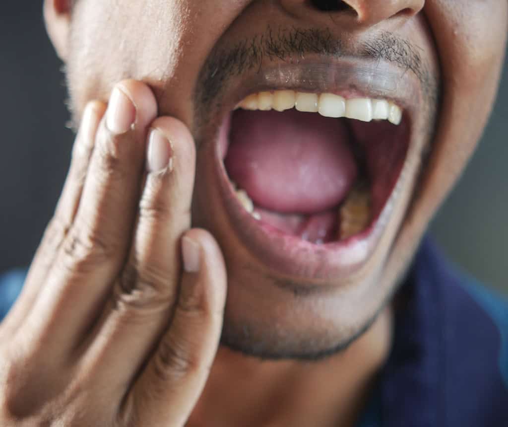 Paciente con dolor y tensión en la mandíbula