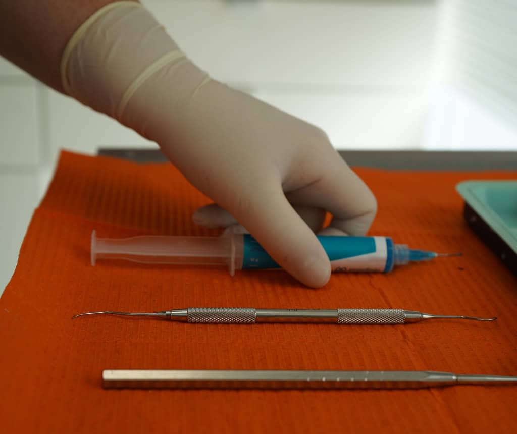 La estética dental en Puerto de Sagunto ofrece diferentes posibilidades para mejorar la sonrisa, pero no existe un único tratamiento adecuado para todos los pacientes. El color, la forma, la posición y las proporciones de los dientes son diferentes en cada persona y, por tanto, el tratamiento también debe serlo.