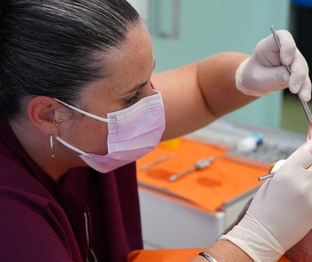 Dentista realizando una revisión bucodental a un paciente