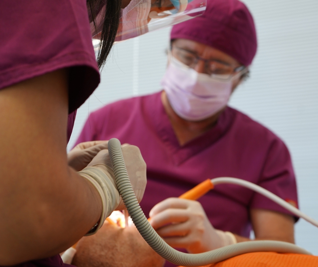 Exploración periodontal de las encías con una sonda dental
